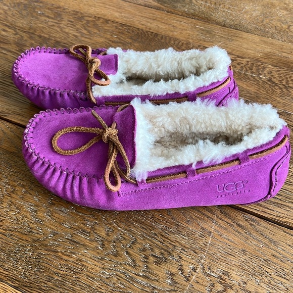 UGG slippers size 4 - Picture 3 of 7